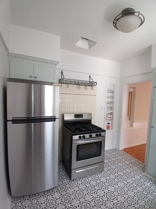 KITCHEN - 442 S Palm Dr