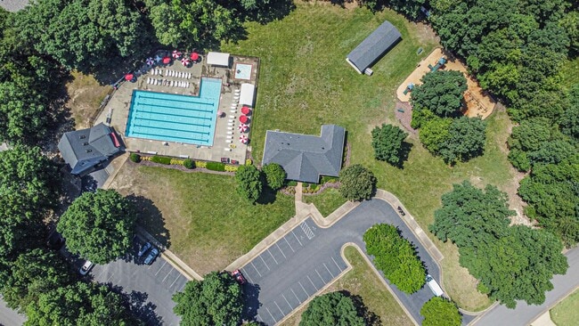 Building Photo - Beautifully Refreshed 4 Bedroom 3 Bath Col...