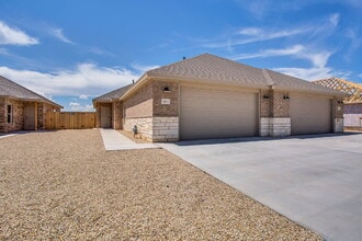 Building Photo - 3/2/2 duplex located in Highland Heights!!