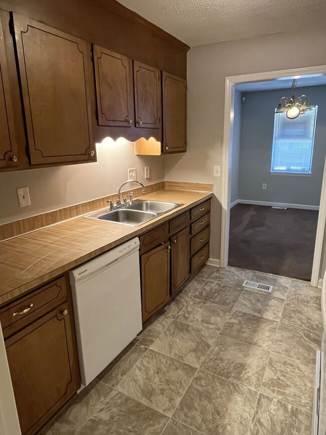 Building Photo - Spacious 2 Bed, 1 Bath Minutes from Uptown