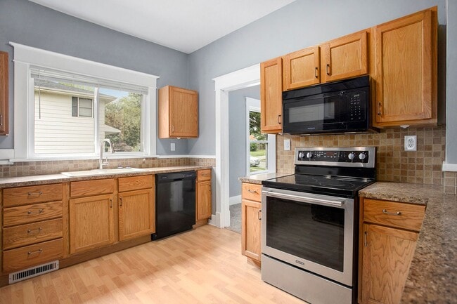 Building Photo - 4220 Lenox Ave