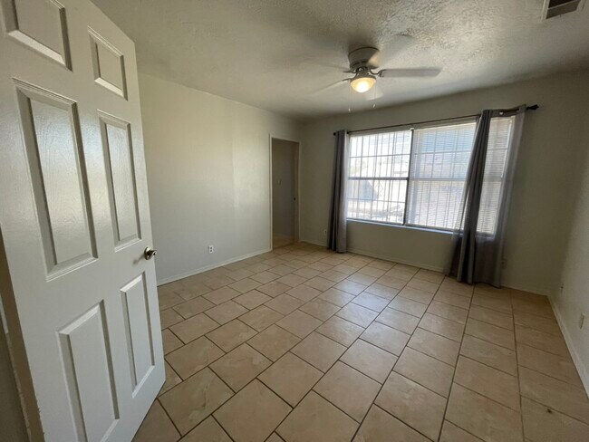 Building Photo - 6275 Roadrunner Loop NE