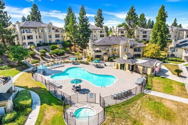 Building Photo - 2035 Lakeridge Cir