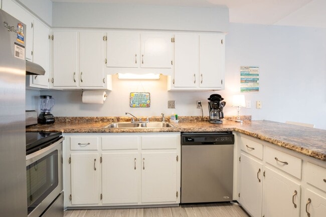 Building Photo - FURNISHED OFF-SEASON MONTHLY RENTAL - AVAILABLE MID-SEPT '27