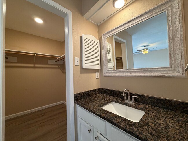 Building Photo - South Side Two Story Townhome!!