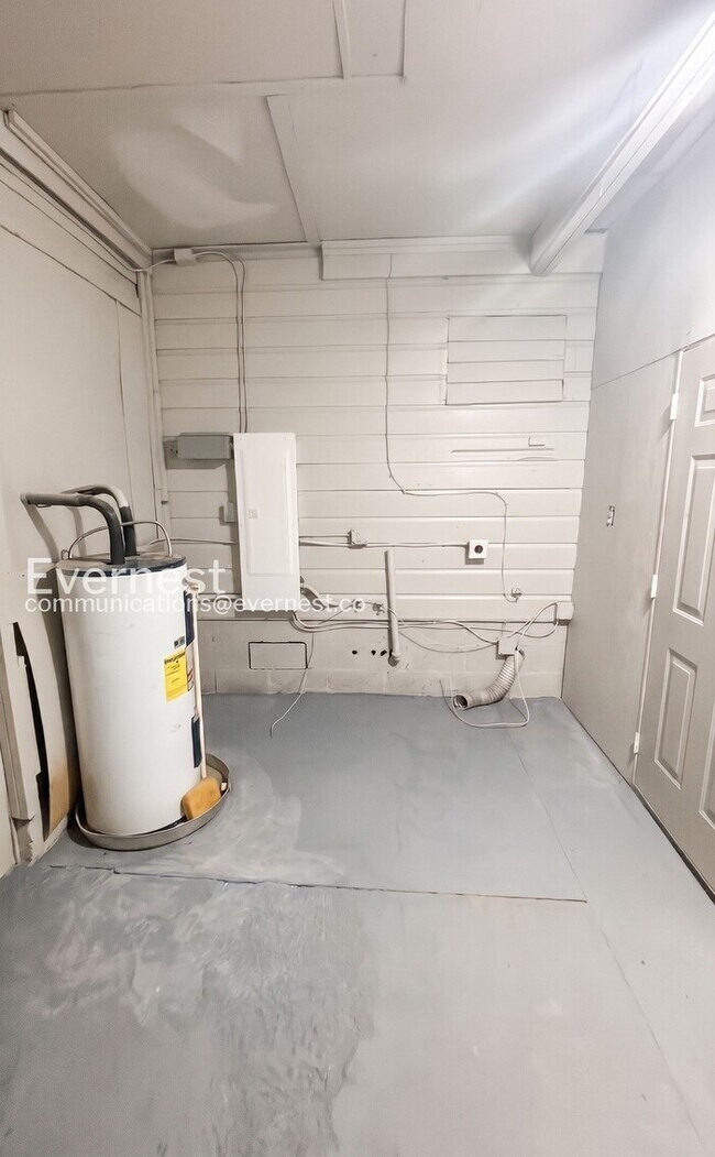 Building Photo - 2 Bed/1 Bath Home with Modern Amenities / Available Now!