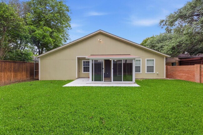 Building Photo - "Beautifully Maintained 3-Bedroom, 3-Bath Gem with Modern Updates, Spacious Living and Exceptiona...