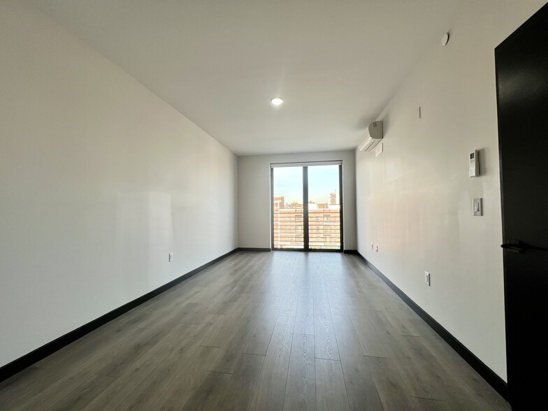 Building Photo - 100 Sackett St
