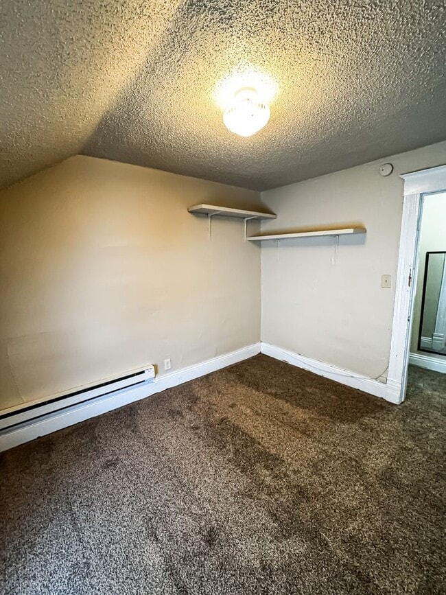 Building Photo - 5 Bed 2 Bath Single Family Home!