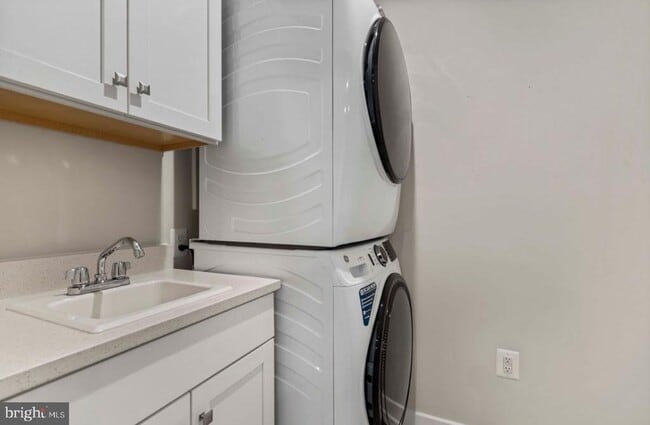 Building Photo - 42627 Burbank Terrace