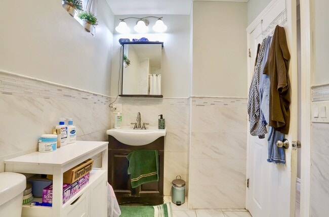 Building Photo - 264 Columbia Ave