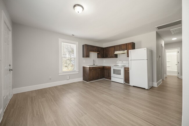 Building Photo - 373 Spring St SW