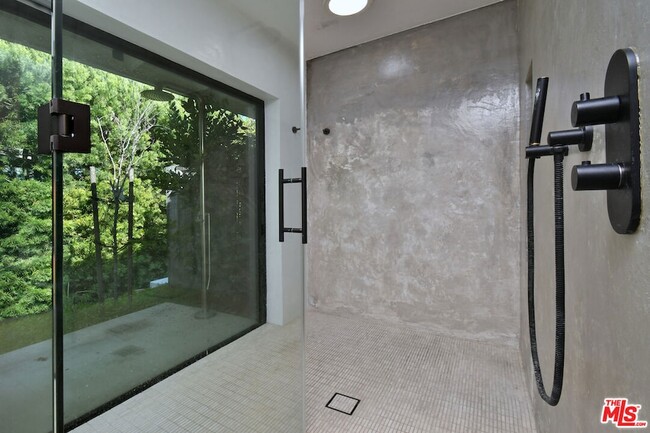 Building Photo - 2145 Linda Flora Dr