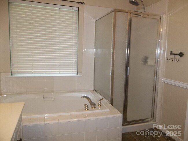 Building Photo - 604 Queenswater Ln