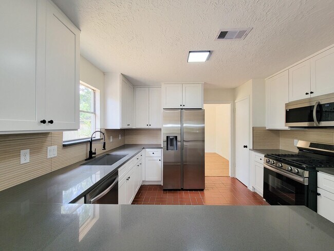 Building Photo - 3930 Cypress Hill Dr