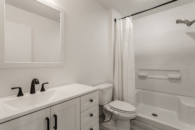 Building Photo - 708 Troon Dr SE