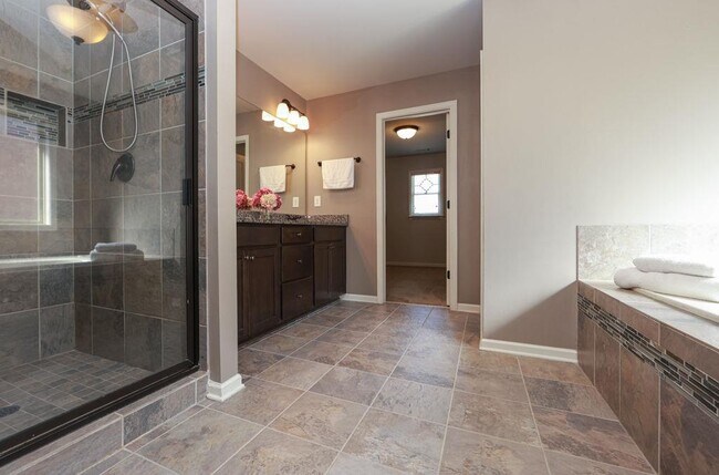 Building Photo - 4669 Sierra Creek Dr NE