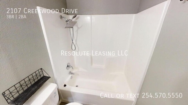 Building Photo - 2107 Creekwood Dr