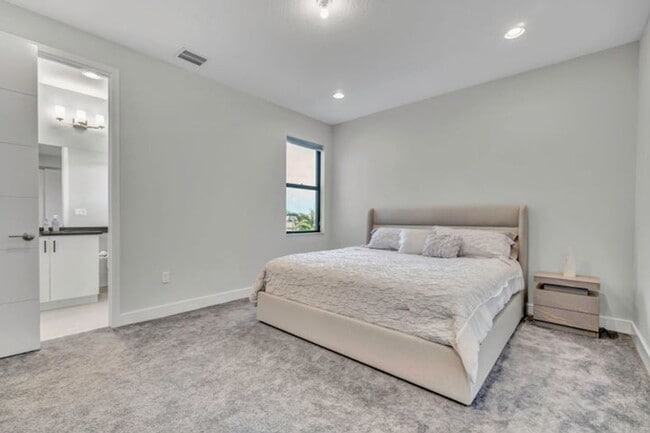 Building Photo - 17081 Five Waters Ave