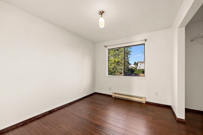 Building Photo - Top-Floor Condo with Panoramic Lake Easter Views, Vaulted Ceilings & Modern Updates!