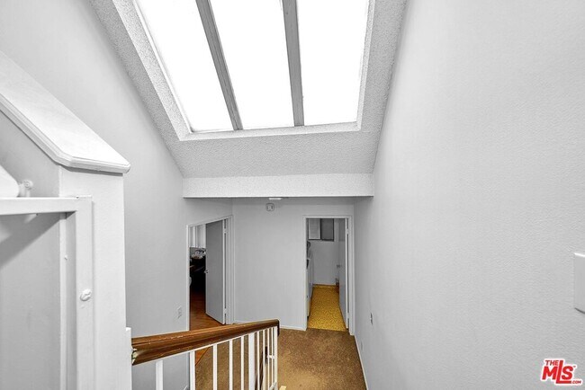 Building Photo - 421 S Van Ness Ave