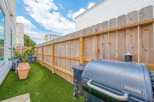 Building Photo - 909-A W 35th St