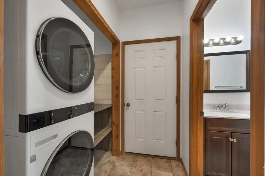 Building Photo - 969 Riverside Dr