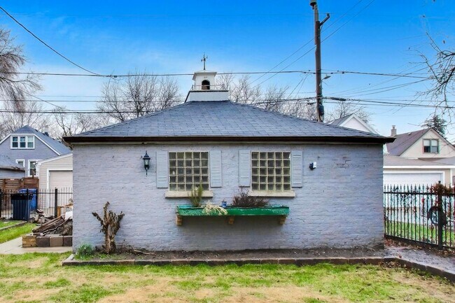 Building Photo - 5150 W Carmen Ave