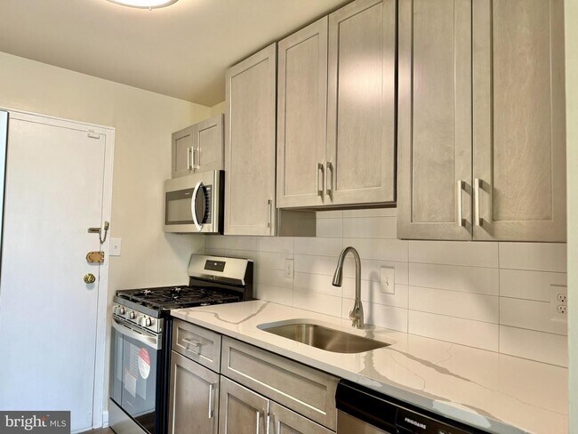 Building Photo - Spacious & Updated One Bedroom W/All Energy Utilties Included, Parking, Laundry on Site, & Much M...