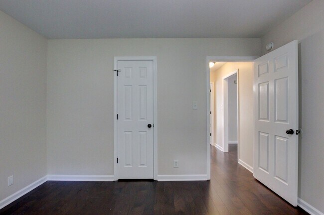 Building Photo - 3 bed 2 bath w sweet basement.  Go