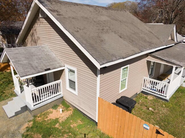 Building Photo - 305 Caswell St