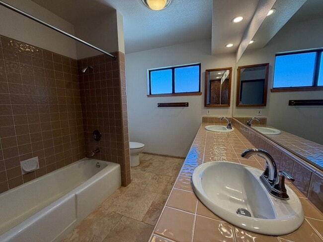 Building Photo - 818 Harrison Dr