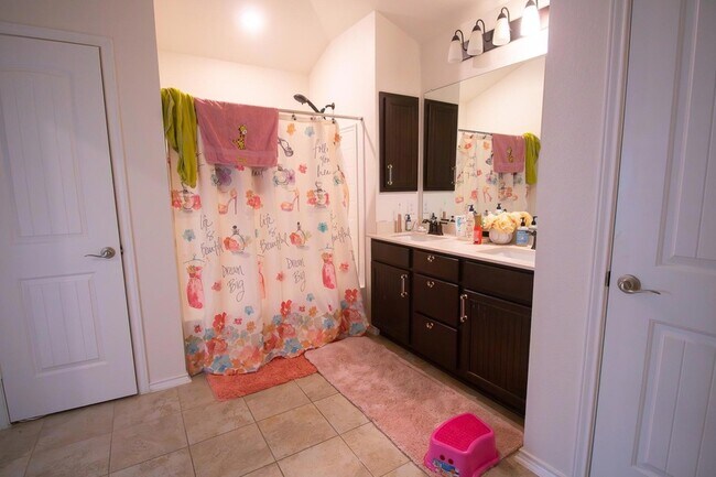 Building Photo - 2105 Ebony Dove St