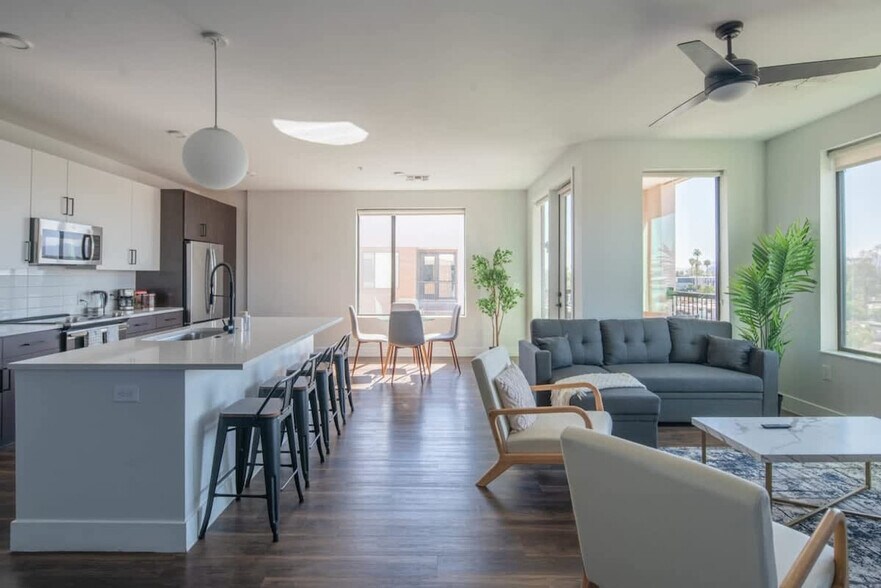 Building Photo - 812 W 1st St