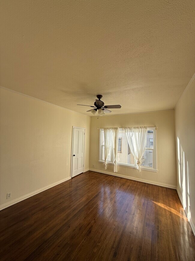 Building Photo - 5906 San Vicente Blvd