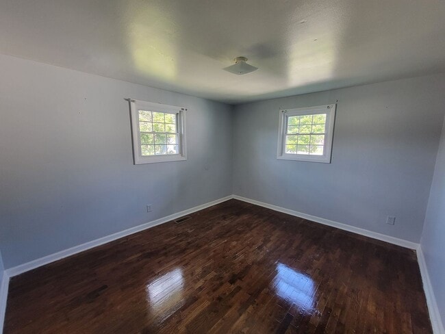 Building Photo - 2 Bedroom 1 Bathroom Home