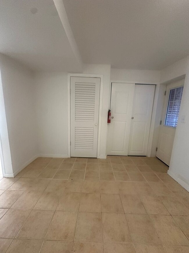 Building Photo - Modern Basement Unti 1 Bedroom/1 Bath, Recently renovated, new stainless steel appliances, floori...