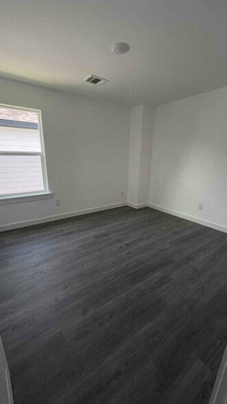 Building Photo - 7804 Crestview Dr