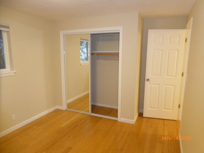 Building Photo - Charming 4 Bed 2 Bath Rambler in Sought After Neighborhood-Sammamish