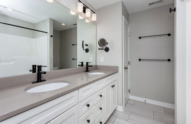 Building Photo - HUGE TOWNHOME!! 2 Bedroom, 3.5 Bathroom Townhome in Grimes!