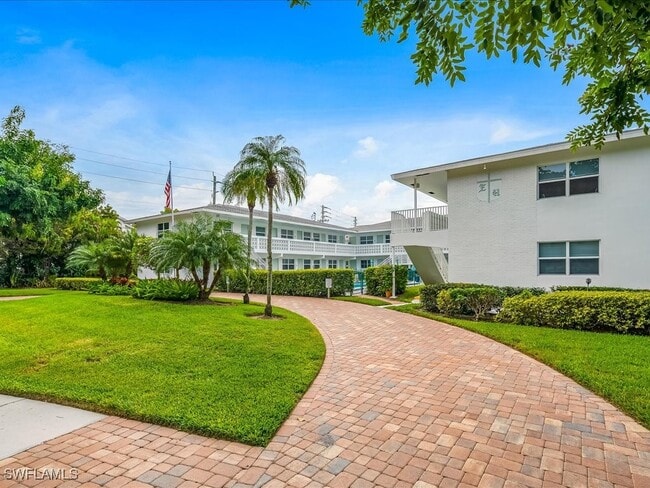 Building Photo - 530 4th Ave S