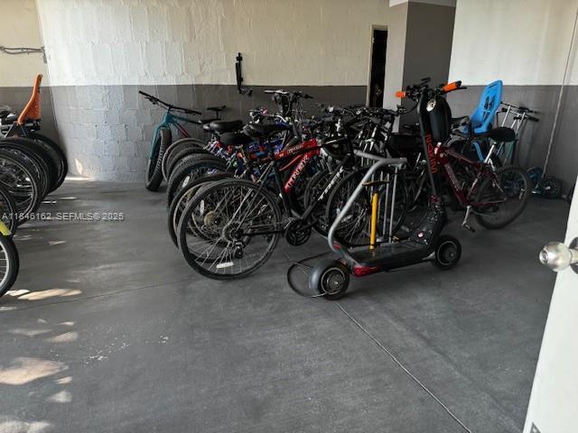 Building Photo - 9100 W Bay Harbor Dr