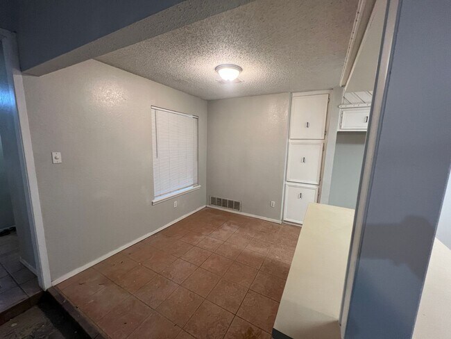 Building Photo - AVAILABLE NOW! 3/2/2
