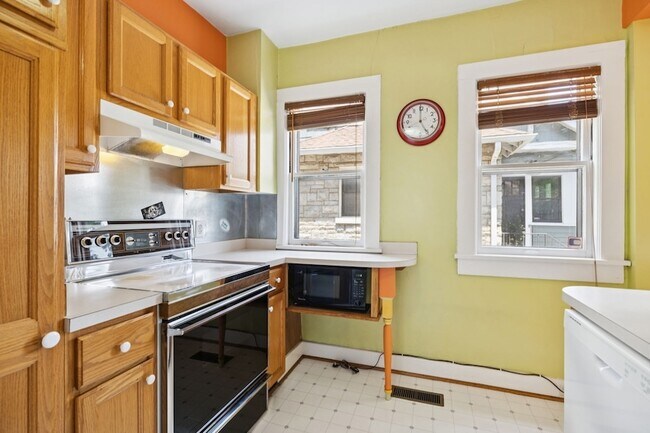 Building Photo - 1604 17th Ave S