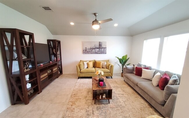 Building Photo - 22607 Castello Lakes Dr