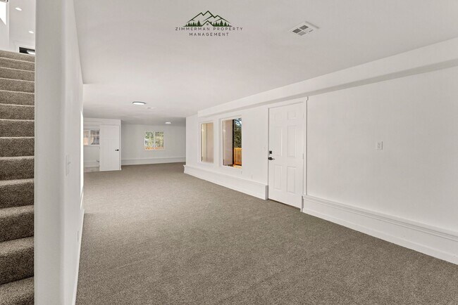 Building Photo - 4 bedroom 2.5 bathroom home with Panoramic views!