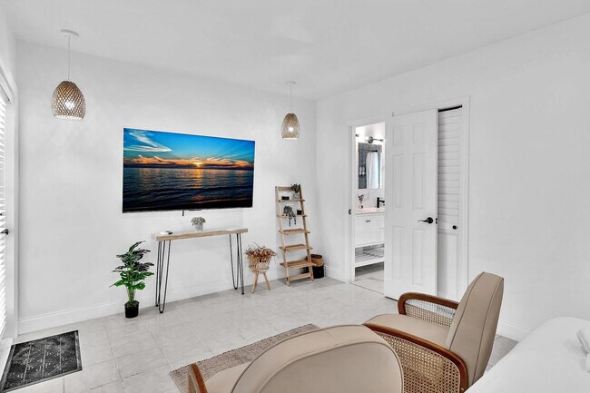 Building Photo - 1941 Washington St