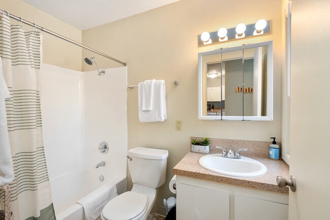 Building Photo - 2348 S Vermont St