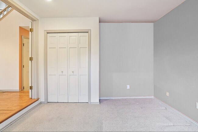 Building Photo - 9 month lease 5 bed 3.5 bath Castle Pines ...