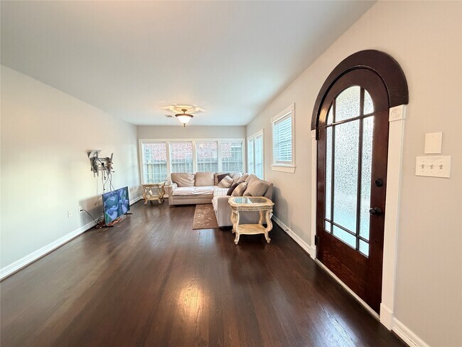 Building Photo - 8234 Bonner Dr